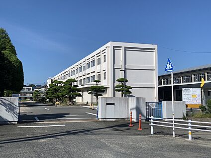 新川小学校 約1.1km(徒歩約16分)