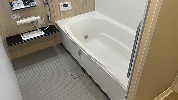 【浴槽（1号地）】断熱効果に優れた浴槽を採用しており、お湯が冷めにくく、快適なバスタイムを長く楽しめます。
追い焚きの回数を減らせるため、省エネにもつながり、家計にもやさしい仕様です。