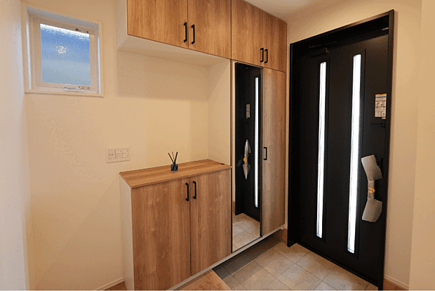 【玄関（3号地）】収納が上までついているため、きれいに玄関を保つことができます！