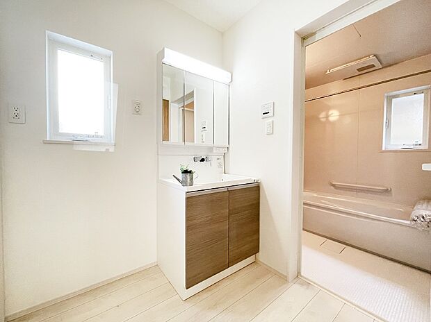 【脱衣場】窓のある明るい洗面所で毎日の身支度も気持ち良くお使い頂けます。