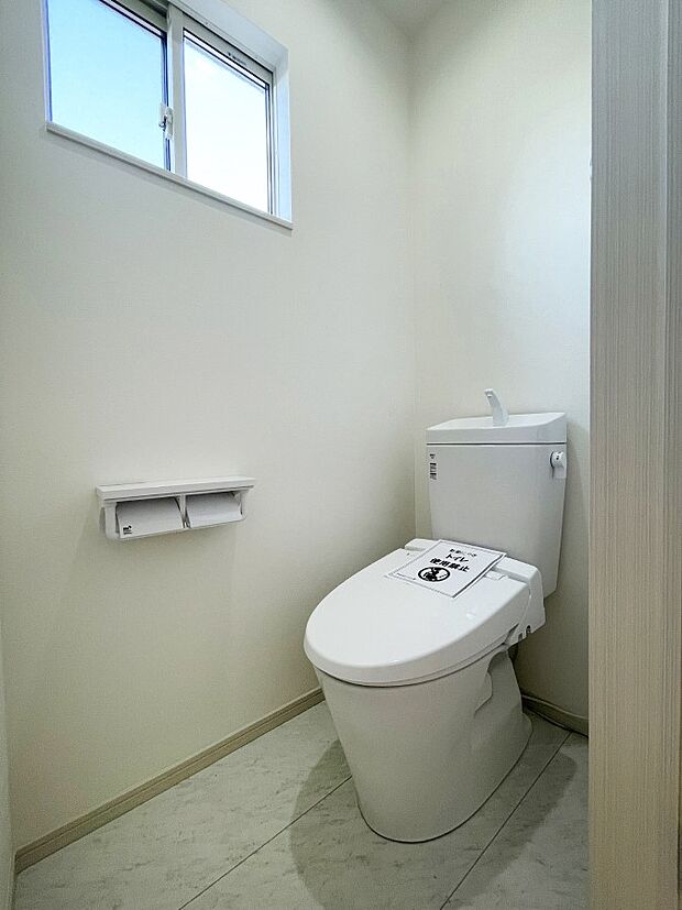 【トイレ】白を基調とした清潔感のある落ち着ける空間
