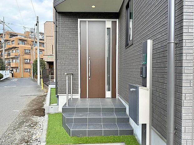 【玄関】スッキリシンプルなデザインの玄関ドア