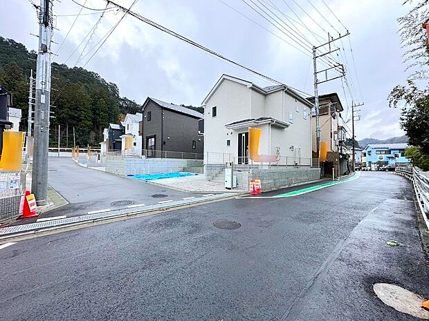 【前面道路含む現地写真】シンプルで落ち着いた雰囲気の外観が魅力です