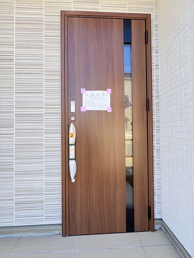 【玄関】ナチュラルなデザインで明るい雰囲気の玄関ドア