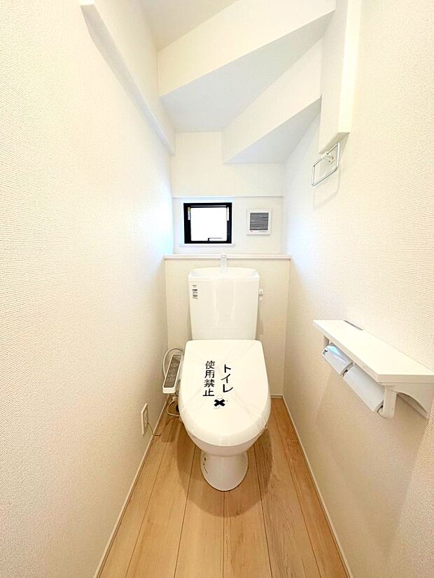 【トイレ】白を基調とした清潔感のある落ち着ける空間