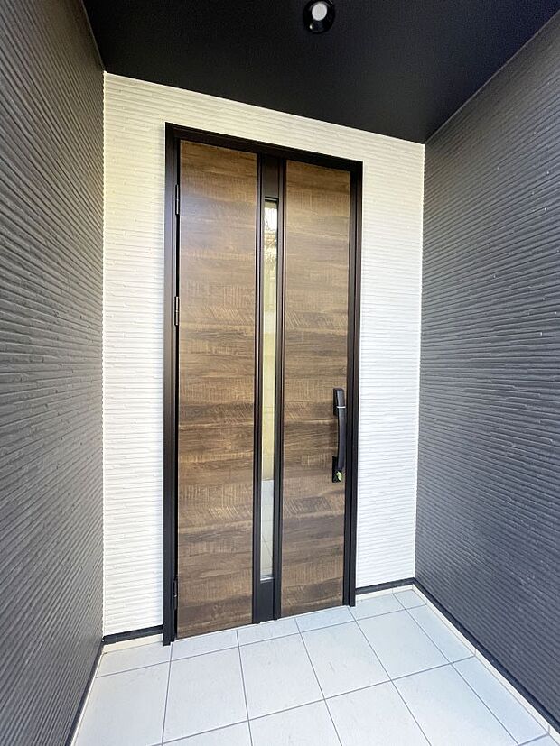 【玄関】木の温もりが感じられるシンプルな玄関ドアがお迎えします