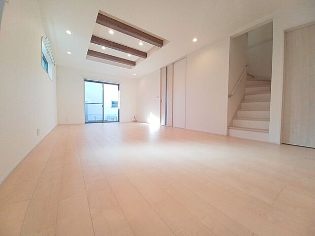 ■建物施工の一例
■モデルハウスのご案内や、ショールームにてキッチン等水回り設備や、フローリング等の建材や外壁材の実物をご覧頂けます
■お気軽にお問合せ下さい