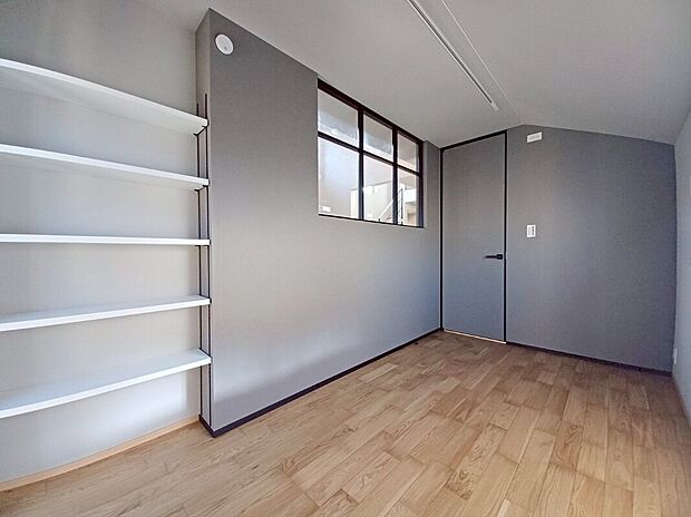 【１号棟】
高級感あふれるオシャレな洋室。