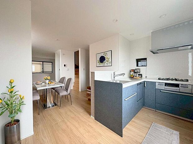 【D号棟キッチン】
ご家族と会話を楽しみながら料理が出来る人気の対面キッチン