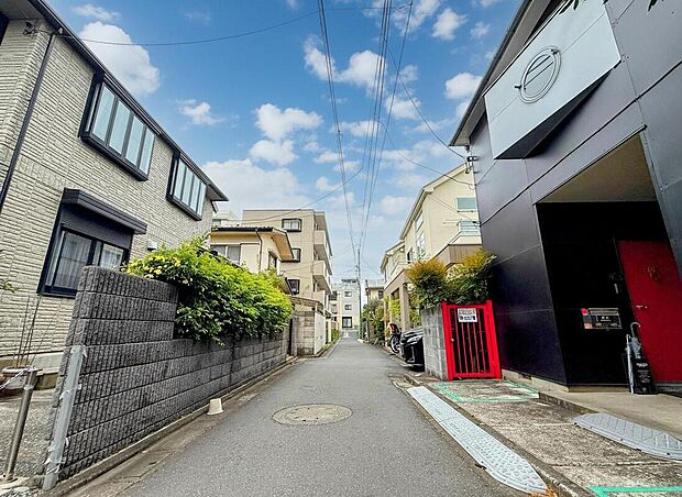 【前面含む現地写真】
現在居住中です♪ご見学などの日程調整はアムティックにお任せ下さい♪