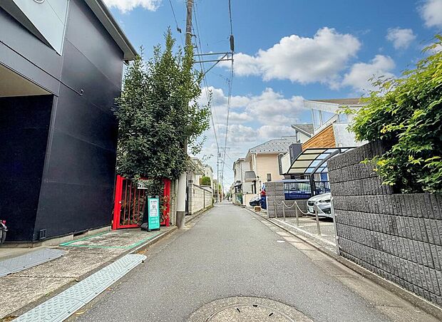 【前面含む現地写真】
前面は生活道路の為、交通量が少なくプライバシーが守られる立地。