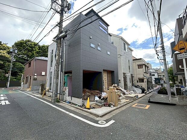 【外観】
３方に開けており、陽当たり通風良好です♪