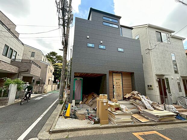 【外観】
保育園まで徒歩１分、周辺は街灯が整備されており、お子様や、帰りが遅い時間でも安心感がある住環境です♪