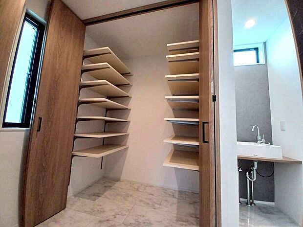 【シューズクローゼット】大型のシューズクローゼット完備(令和7年5月23日撮影)