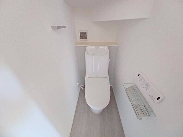 【トイレ】白で統一された清潔感のあるお手洗いはシャワートイレ付♪エコで感染症予防にもつながります♪(令和7年8月29日撮影)