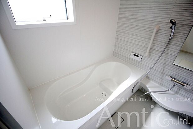 【浴室施工例】■モデルハウスのご案内や、ショールームにてキッチン等水回り設備や、フローリング等の建材や外壁材の実物をご覧頂けます
■お気軽にお問合せ下さい