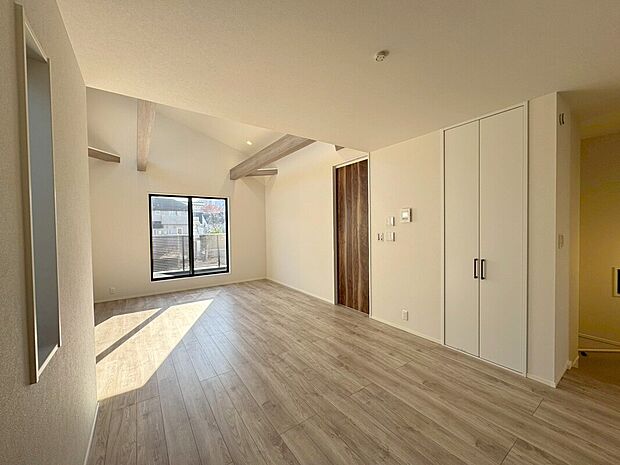 【D号棟ＬＤＫ】床まである大きな窓からは柔らかな光が差し込み、団らんの時間が生まれる空間