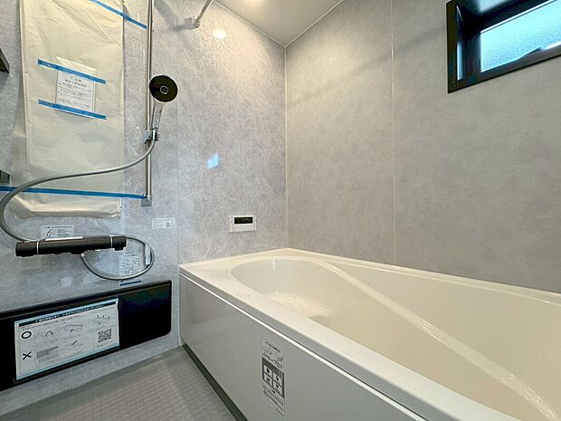 【D号棟浴室】ゆったりくつろげる１坪タイプのバスルームには浴室暖房乾燥機完備♪