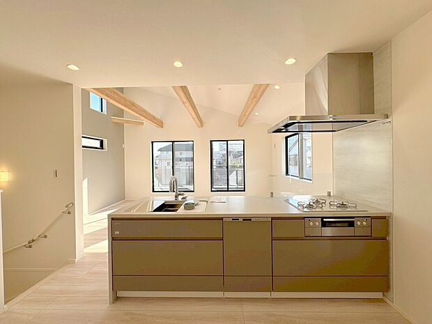 【E号棟キッチン】カフェスタイルのオープンキッチンはみんなで会話を楽しみながらお料理を