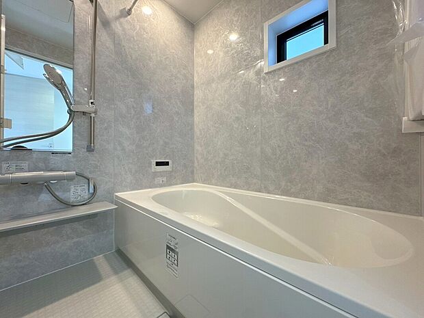 【E号棟浴室】ゆったりと足を伸ばしてくつろげる綺麗で清潔感のある色味の浴室。