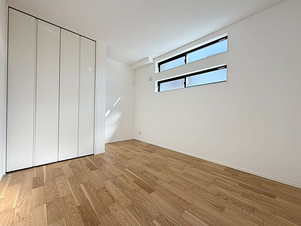 【洋室】。全室2面採光、収納付きのお部屋でリモートワークや子供部屋にも最適です♪