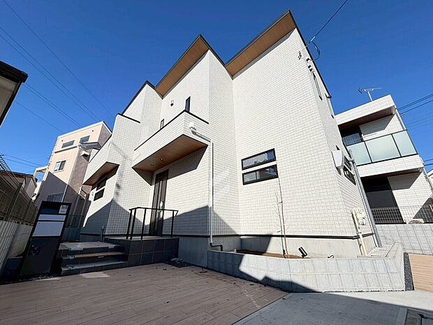 【外観】ホワイトを基調とした清潔感のある外観は緑豊かな現地と馴染み、落ち着いた毎日をお過ごし頂けます♪