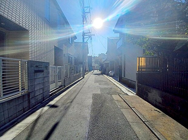 【前面道路含む現地写真】建物完成済み♪室内ゆっくりご内覧可能です♪
