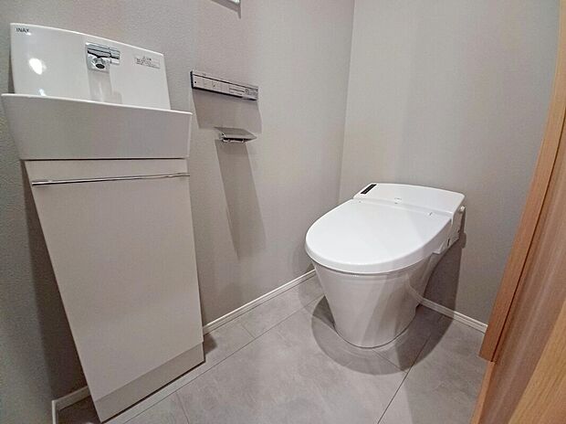 【1号棟トイレ】デザイン性に優れていてお掃除が簡単なタンクレストイレ♪