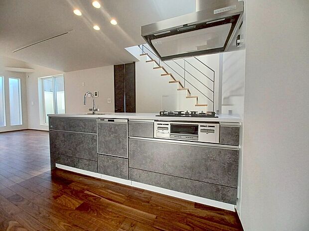 【2号棟キッチン】ご家族と会話を楽しみながら料理が出来る人気の対面キッチン