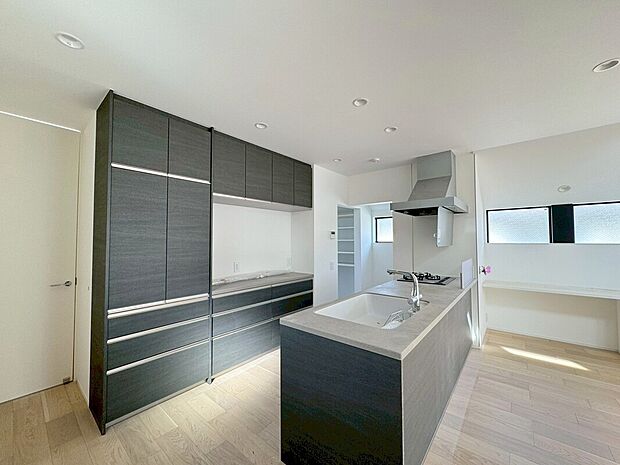 【キッチン】食洗機付システムキッチンの背面にはたっぷり収納できる大型カップボード完備です♪