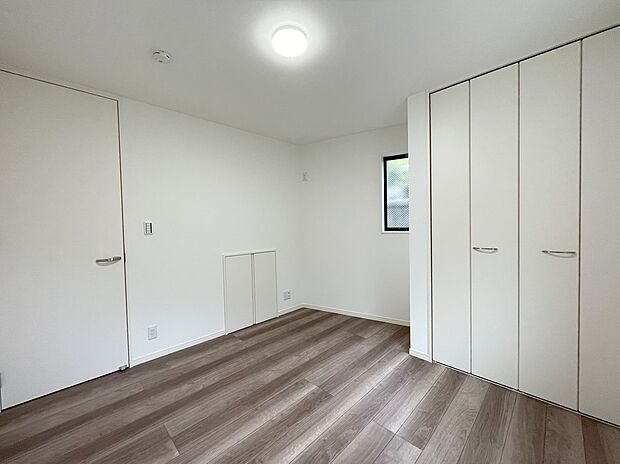 【洋室施工例】■モデルハウスのご案内や、ショールームにてキッチン等水回り設備や、フローリング等の建材や外壁材の実物をご覧頂けます
■お気軽にお問合せ下さい