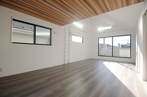 【LDK施工例】■モデルハウスのご案内や、ショールームにてキッチン等水回り設備や、フローリング等の建材や外壁材の実物をご覧頂けます
■お気軽にお問合せ下さい