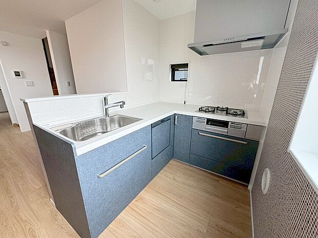 【D号棟キッチン】ご家族と会話を楽しみながら料理が出来る人気の対面キッチン♪