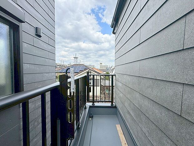 【D号棟ワイドバルコニー】望に優れ開放感と陽射しを堪能できるワイドバルコニー