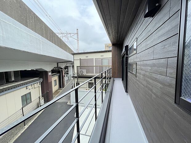 【バルコニー施工例】■モデルハウスのご案内や、ショールームにてキッチン等水回り設備や、フローリング等の建材や外壁材の実物をご覧頂けます
■お気軽にお問合せ下さい