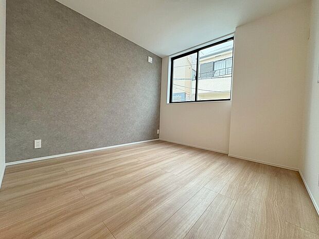 【リビング】2階LDKならではの開放感。周囲の建物よりも高い位置にあるため、眺望も楽しめ、来客時にもゆったりとくつろげる特別な空間です。