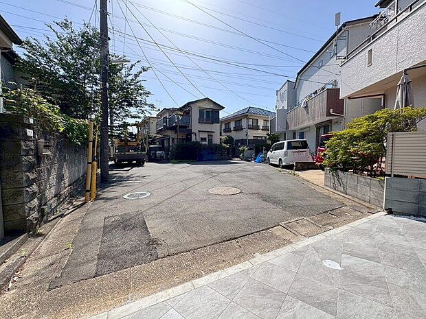【前面道路含む現地写真】南側は遊歩道＆西側は駐車場のため、開放的なロケーション