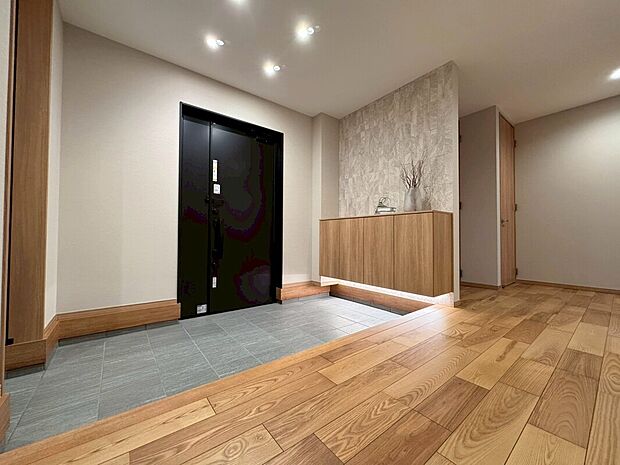 【玄関】ご家族やお客様をお迎えする、すっきり広々とした玄関です