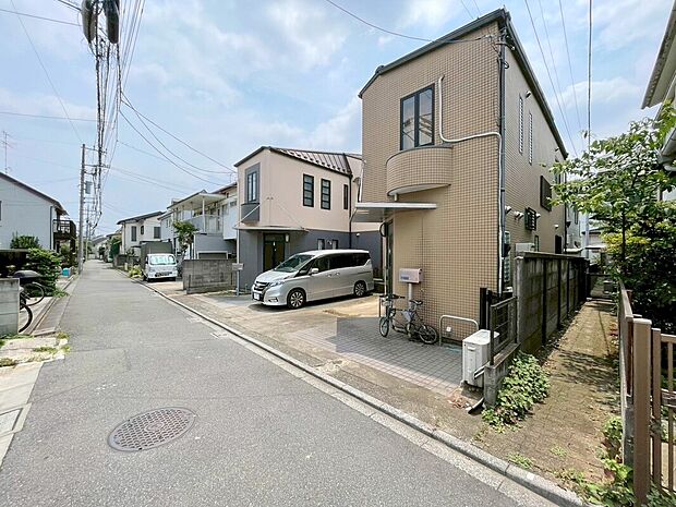 【前面道路含む現地写真】■Amtic売主物件♪
■全面道路はお車の交通量も少なく、静かで暮らしやすいロケーション。小さなお子様や犬の散歩コースとしても安心です。