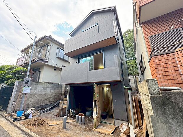【外観写真】陽光差し込むあかるい南西道路接道。