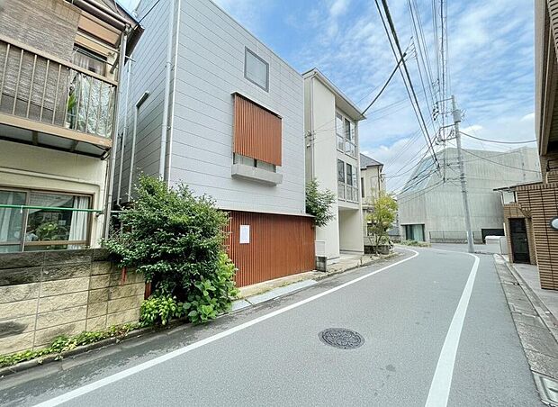 【前面道路含む現地写真】モデルハウスのご案内や建物プレゼンテーションも承りますので、お気軽にお申し付けください。