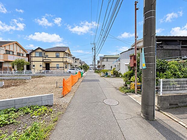 【前面道路含む現地写真】西東京市東伏見のショールームにて、建物プレゼンテーションも承ります♪実際の建物のスケール感や仕様、設備、内装の質感などをご体感いただきながら、完成後の暮らしをより具体的にイメージしていただけます♪