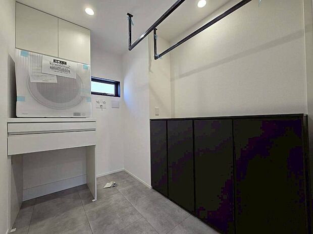 【脱衣所施工例】■モデルハウスのご案内や、ショールームにてキッチン等水回り設備や、フローリング等の建材や外壁材の実物をご覧頂けます
■お気軽にお問合せ下さい

