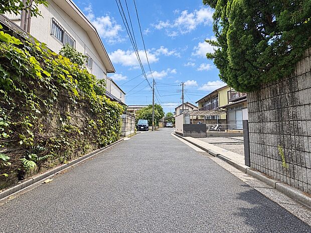 【前面道路含む現地写真】前面道路はお車の交通量も少なく、静かで暮らしやすいロケーション。