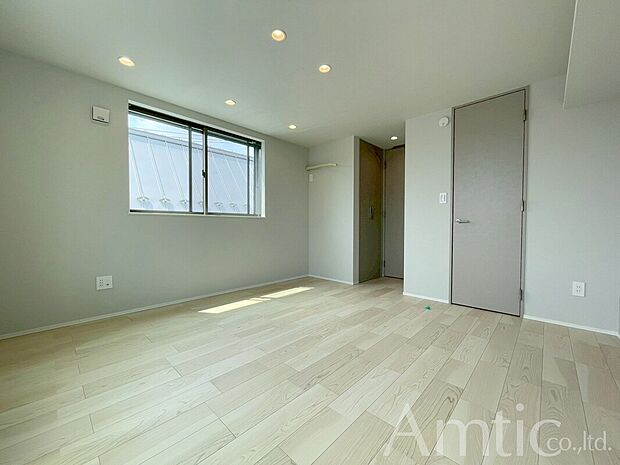 【2号棟 洋室】
間接照明でオシャレな空間