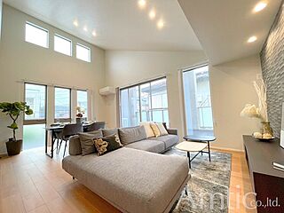 お洒落なデザイナーズ住宅/ＬＤＫ２８帖/II型キッチン/非常時も安心な太陽光パネル、蓄電池 その他