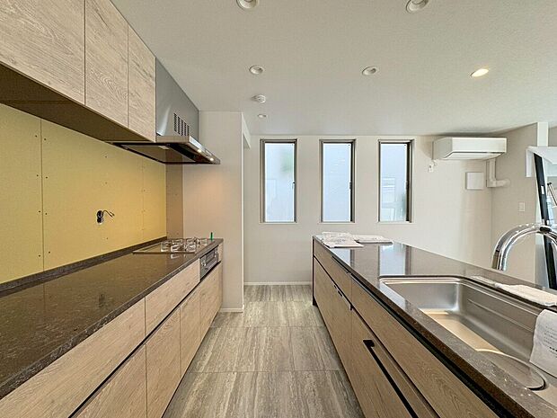 【キッチン】
作業スペースが広く、家事動線のよい魅力的な２型キッチン