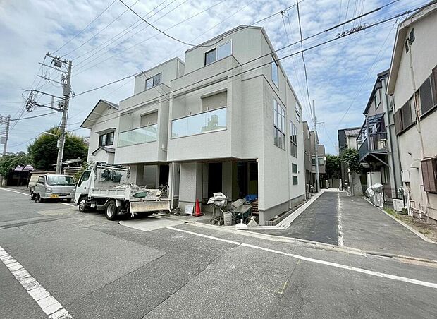 【外観】
開放的な角地のロケーション