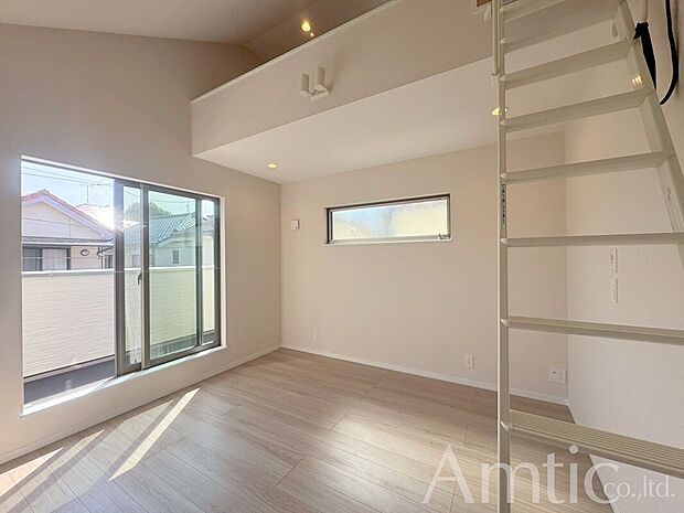 【洋室】シンプルな色調の居室は清潔感があり落ち着いた空間です。