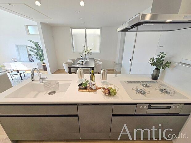 【キッチン施工例】■モデルハウスのご案内や、ショールームにてキッチン等水回り設備や、フローリング等の建材や外壁材の実物をご覧頂けます
■お気軽にお問合せ下さい